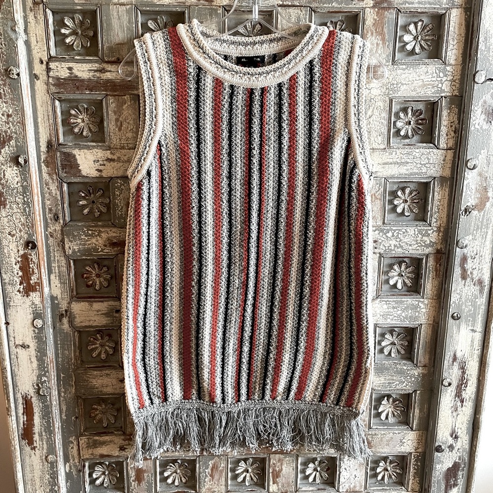 Great sleeveless sweater with fringe bottom